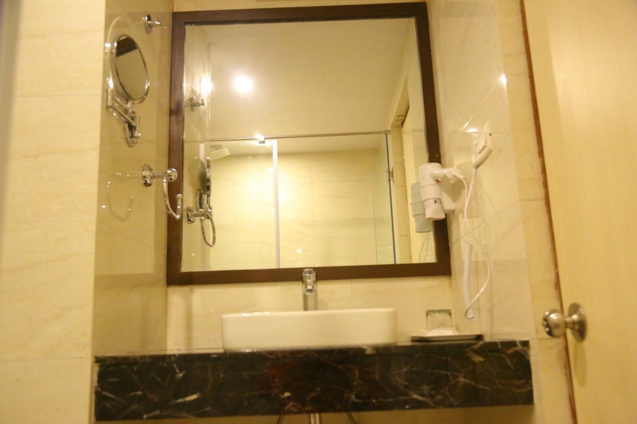 Royal Fort Hotel Visakhapatnam Buitenkant foto